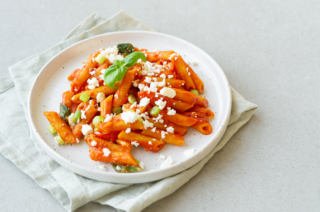 Eenpansgerecht: penne met tomatensaus, lente-ui en feta