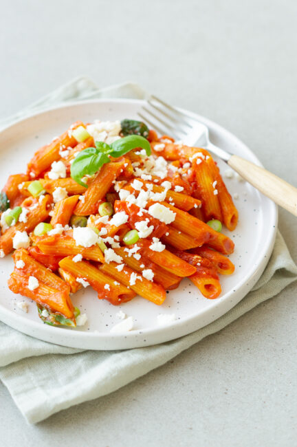 Eenpansgerecht: penne met tomatensaus, lente-ui en feta