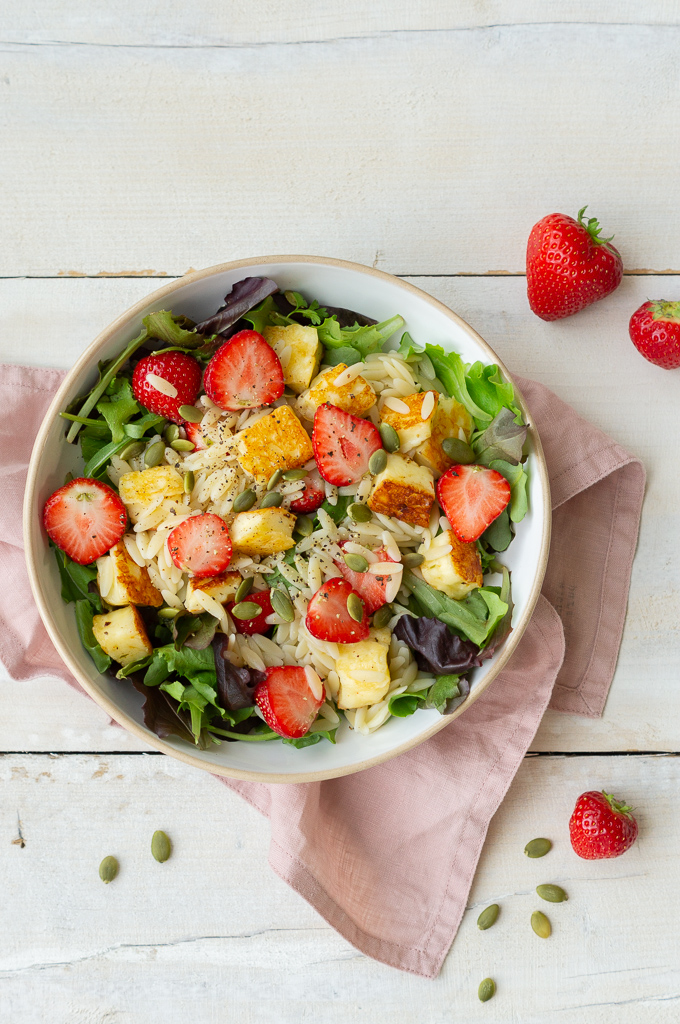 Salade met orzo, halloumi en aardbeien gezonde lunch