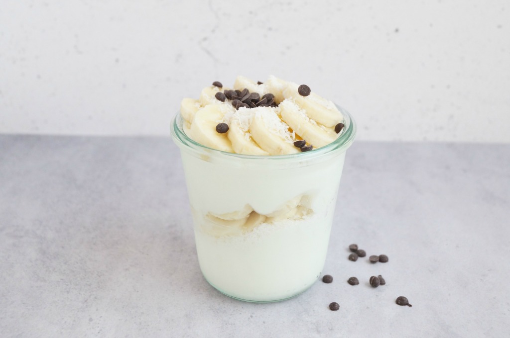 Yoghurt met kokos, banaan en chocolade low FODMAP ontbijt